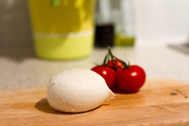 mozzarella-681464_1920